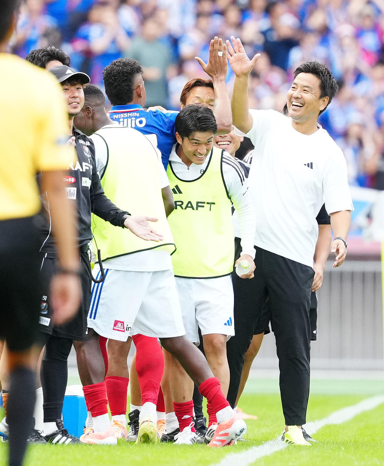 横浜対浦和　前半、チーム2点目となるゴールを決めた横浜キニョーネスとタッチを交わす大島監督（右端）（撮影・江口和貴）