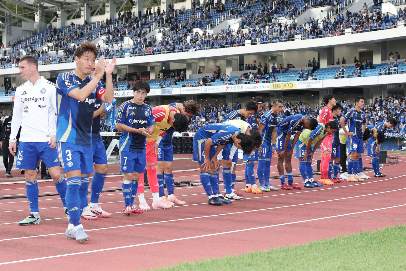 町田対福岡　試合後、サポーターにあいさつする町田の選手たち（撮影・宮地輝）
