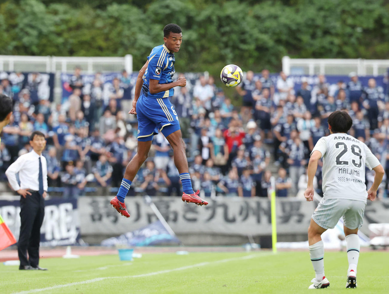 町田対福岡　後半、ヘディングする町田望月（撮影・宮地輝）