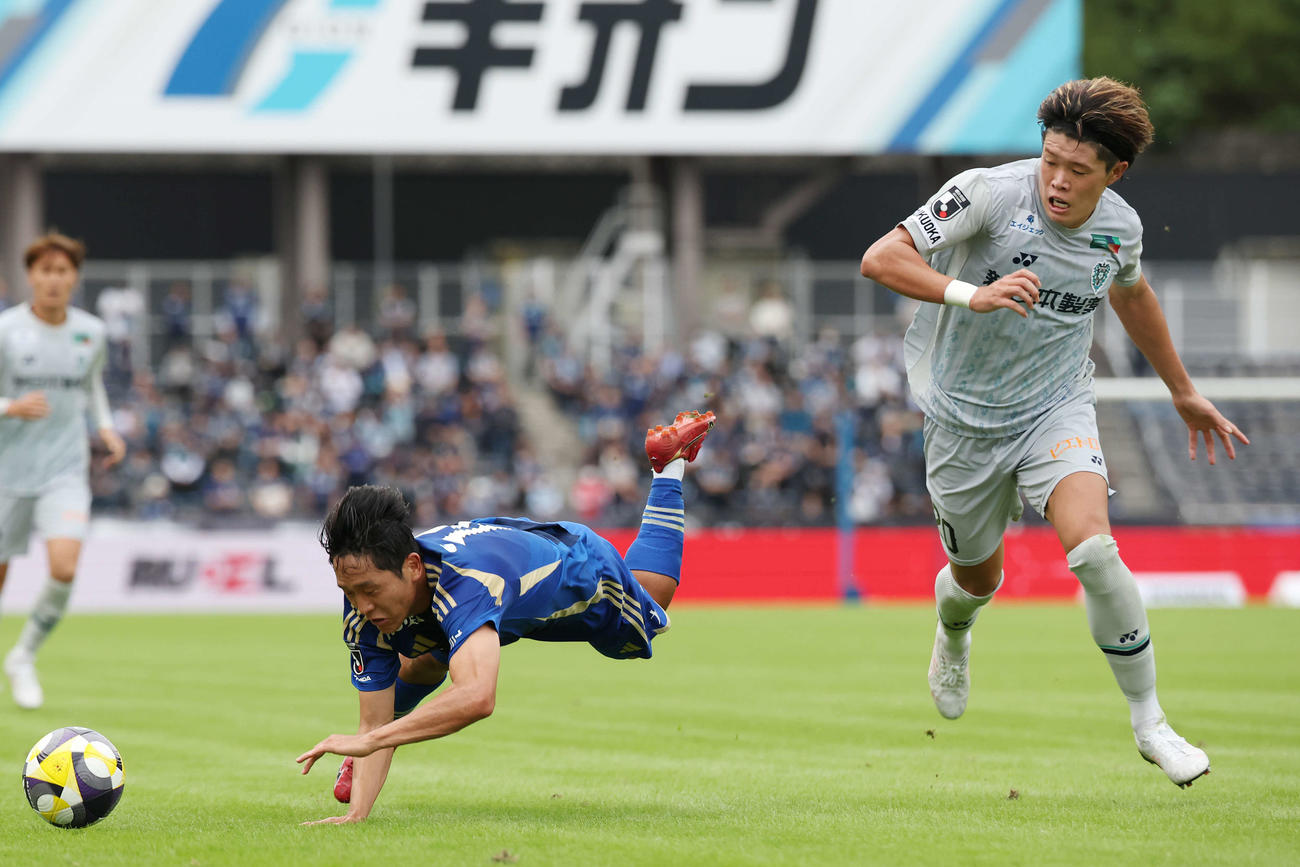 町田対福岡　後半、町田ナ・サンホ（左）に競り勝つ福岡安藤（撮影・宮地輝）