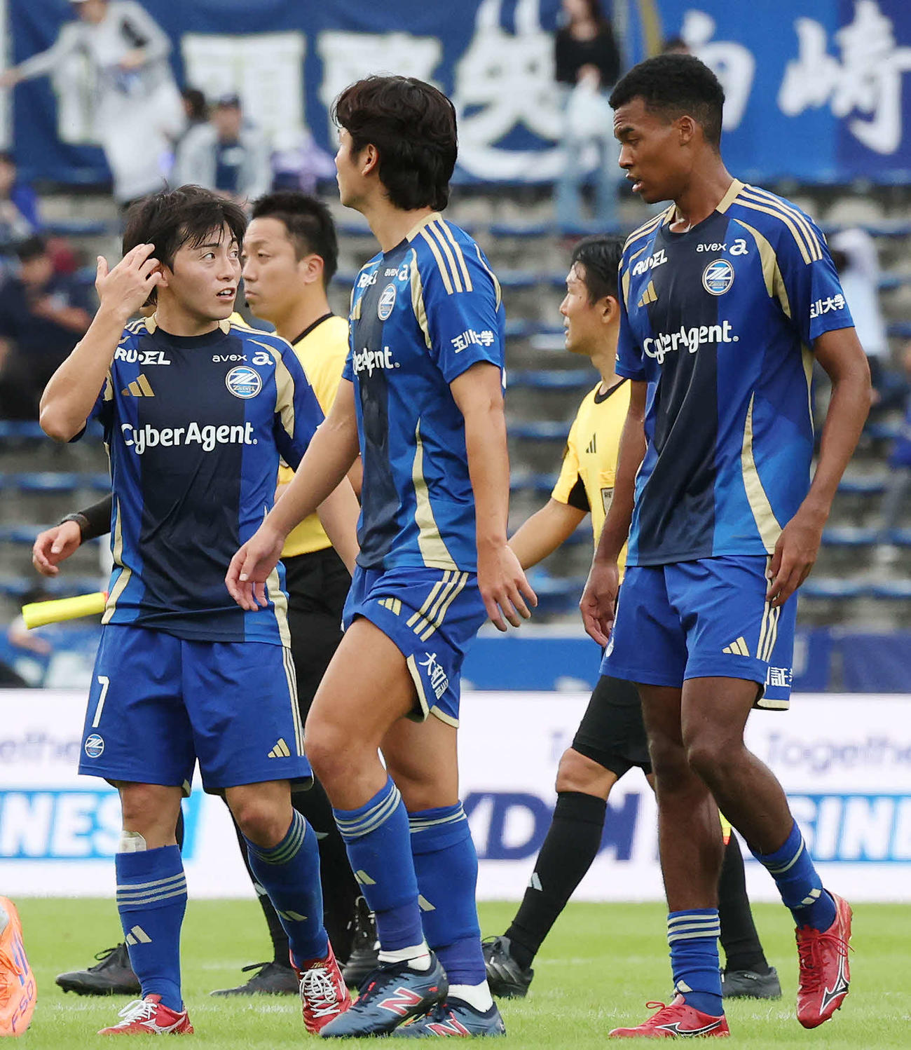町田対福岡　試合後、言葉を交わす町田相馬（左）と望月（撮影・宮地輝）