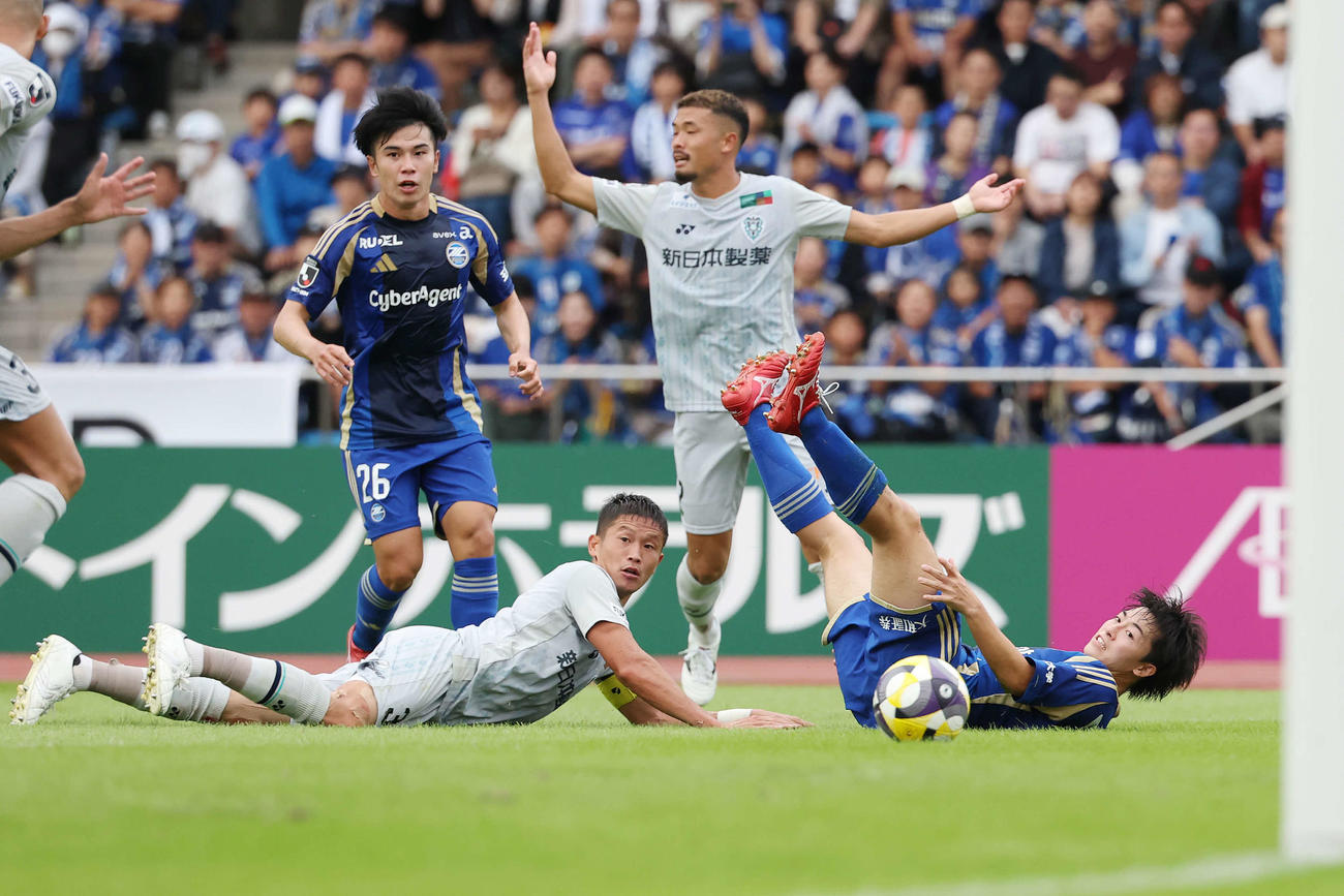 町田対福岡　後半、ゴールに結びつけなかった町田相馬（右）（撮影・宮地輝）