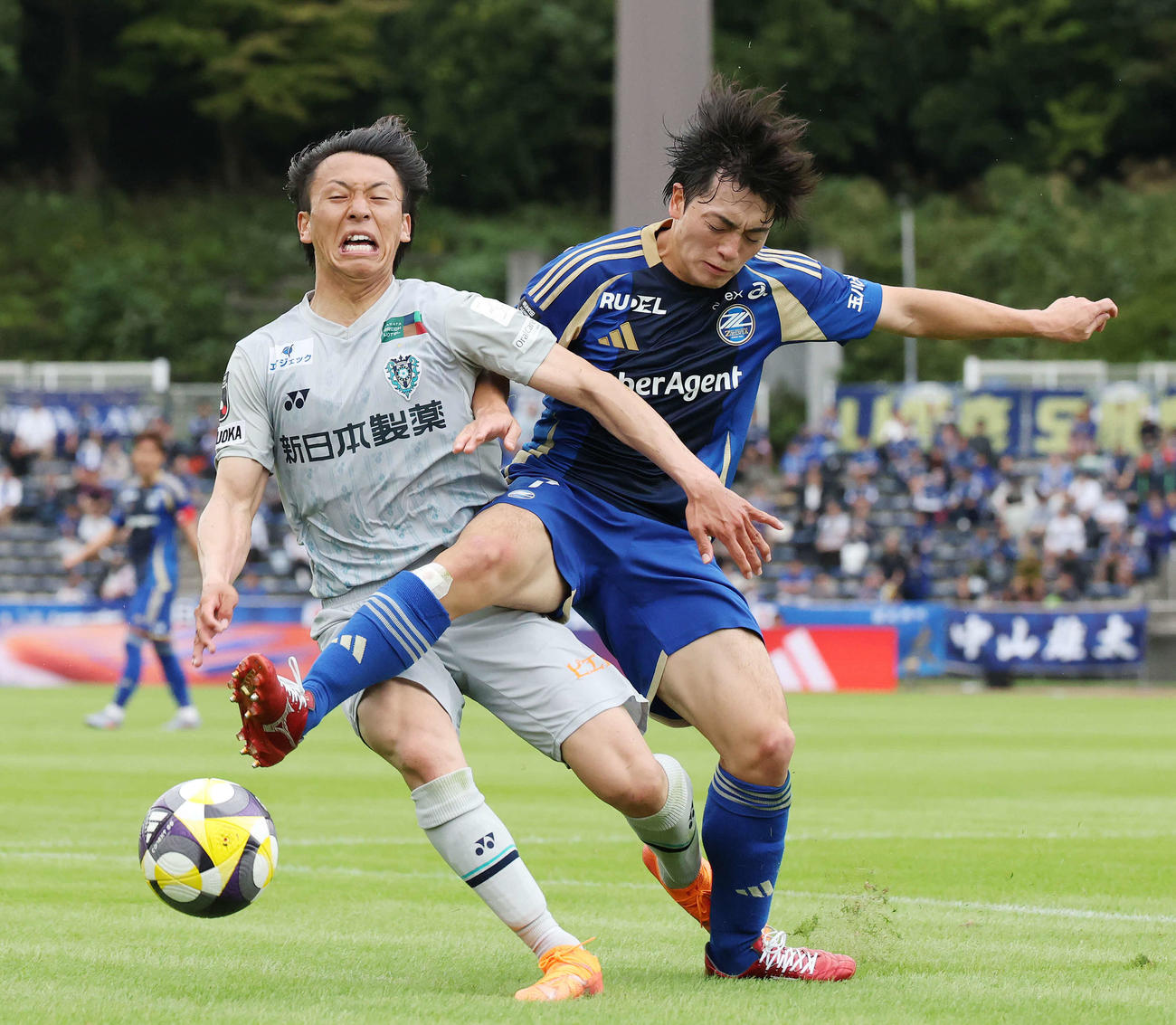 町田対福岡　後半、ファウルで福岡松岡（左）を止める町田相馬（撮影・宮地輝）