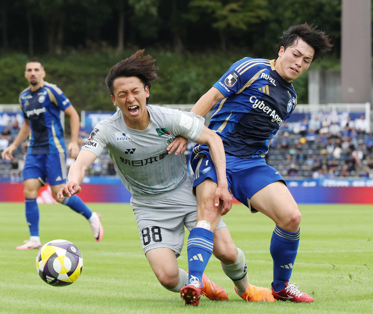 町田対福岡　後半、ファウルで福岡松岡（左）を止める町田相馬（撮影・宮地輝）