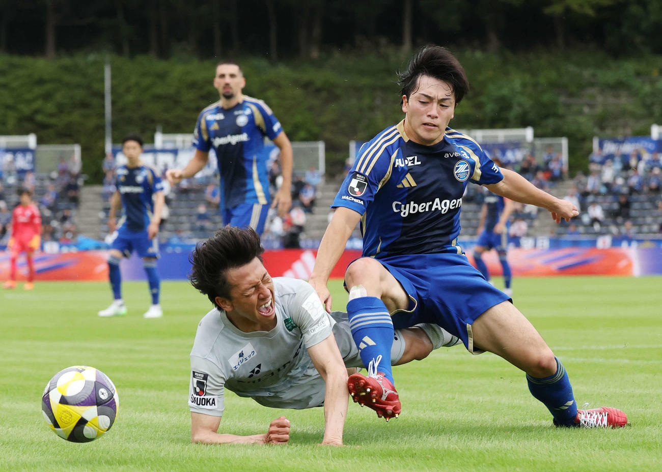 町田対福岡　後半、ファウルで福岡松岡（左）を止める町田相馬（撮影・宮地輝）