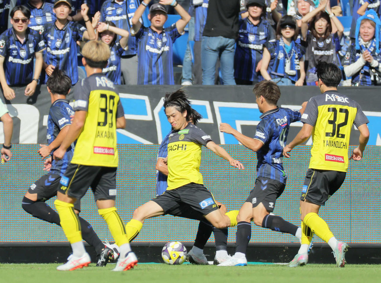 G大阪対柏　前半、柏の小泉佳穂（中央）は先制ゴールを決める（撮影・宮崎幸一）