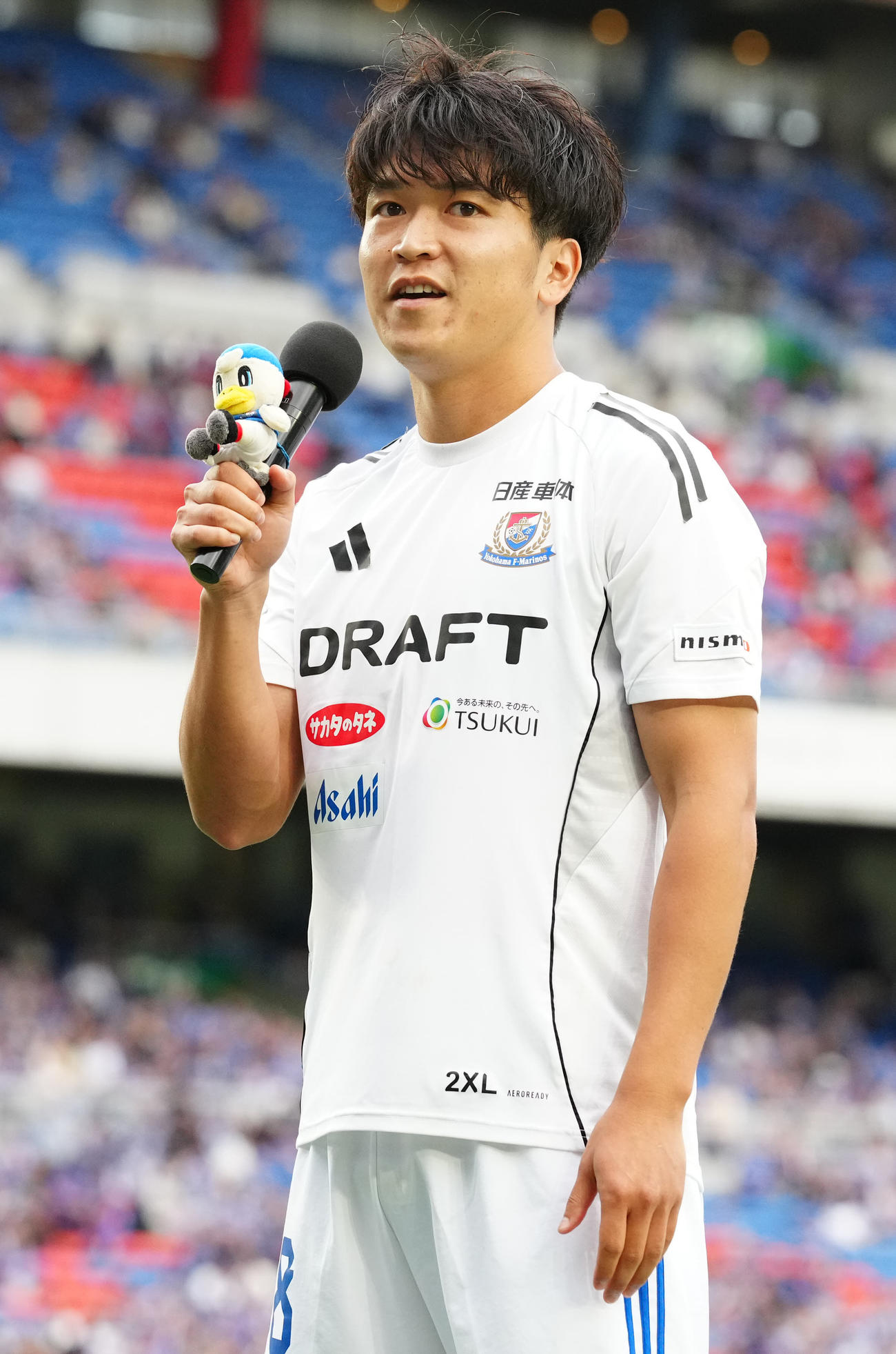 横浜対浦和　試合後、お立ち台であいさつする横浜谷村（撮影・江口和貴）