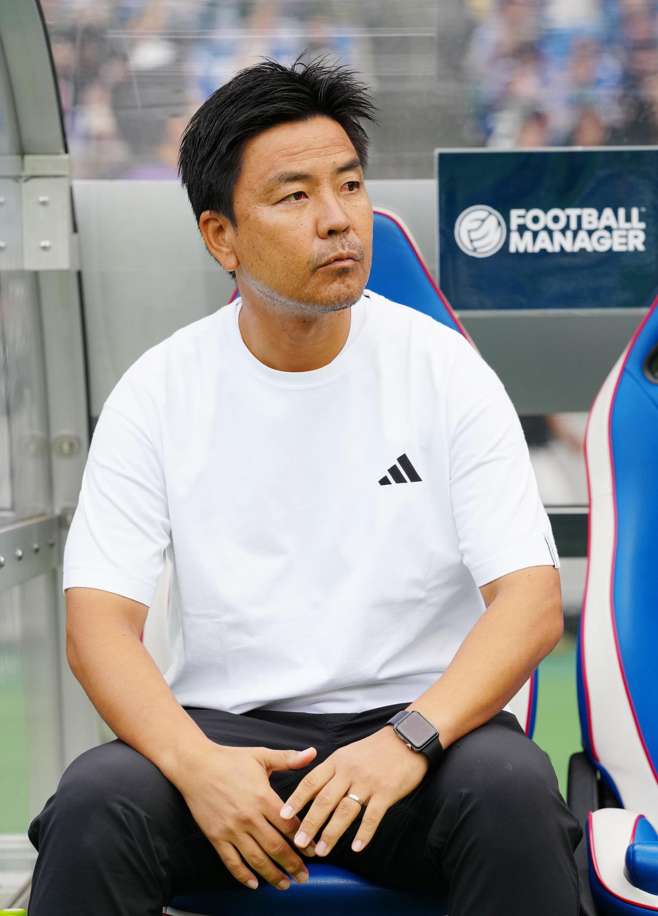 横浜対浦和　試合前、ベンチに座る横浜大島監督（撮影・江口和貴）