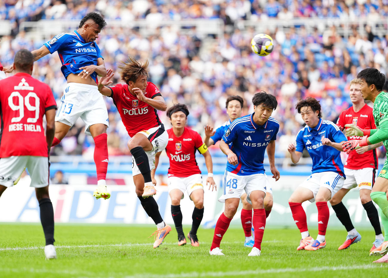 横浜対浦和　前半、CKのボールを頭で合わせゴールを決める横浜キニョーネス（左から2人目）（撮影・江口和貴）