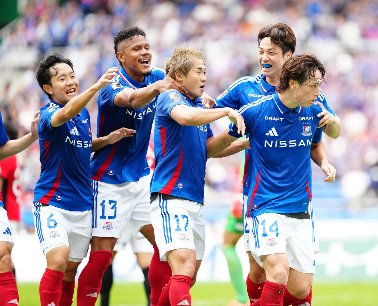 横浜対浦和　前半、チーム4点目となるゴールを決め、チームメートに祝福される横浜植中（右端）（撮影・江口和貴）