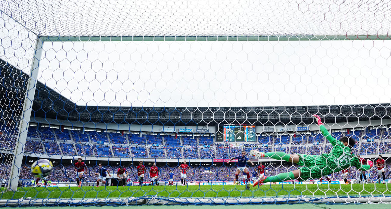 横浜対浦和　前半、チーム3点目となるゴールをPKで決める横浜クルークス（撮影・江口和貴）