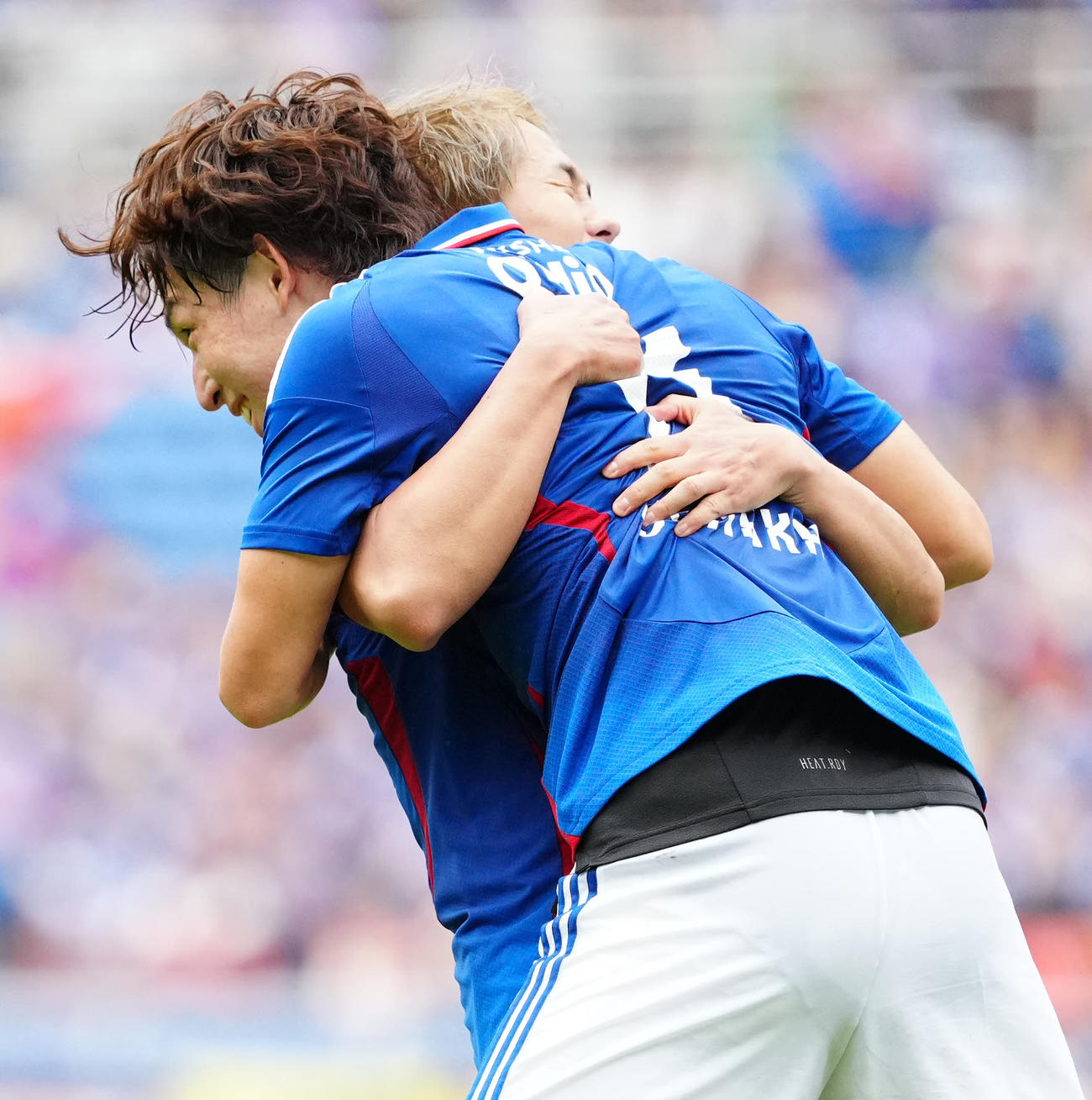 横浜対浦和　前半、チーム4点目となるゴールを決め、アシストの横浜井上（後方）と抱き合う植中（撮影・江口和貴）