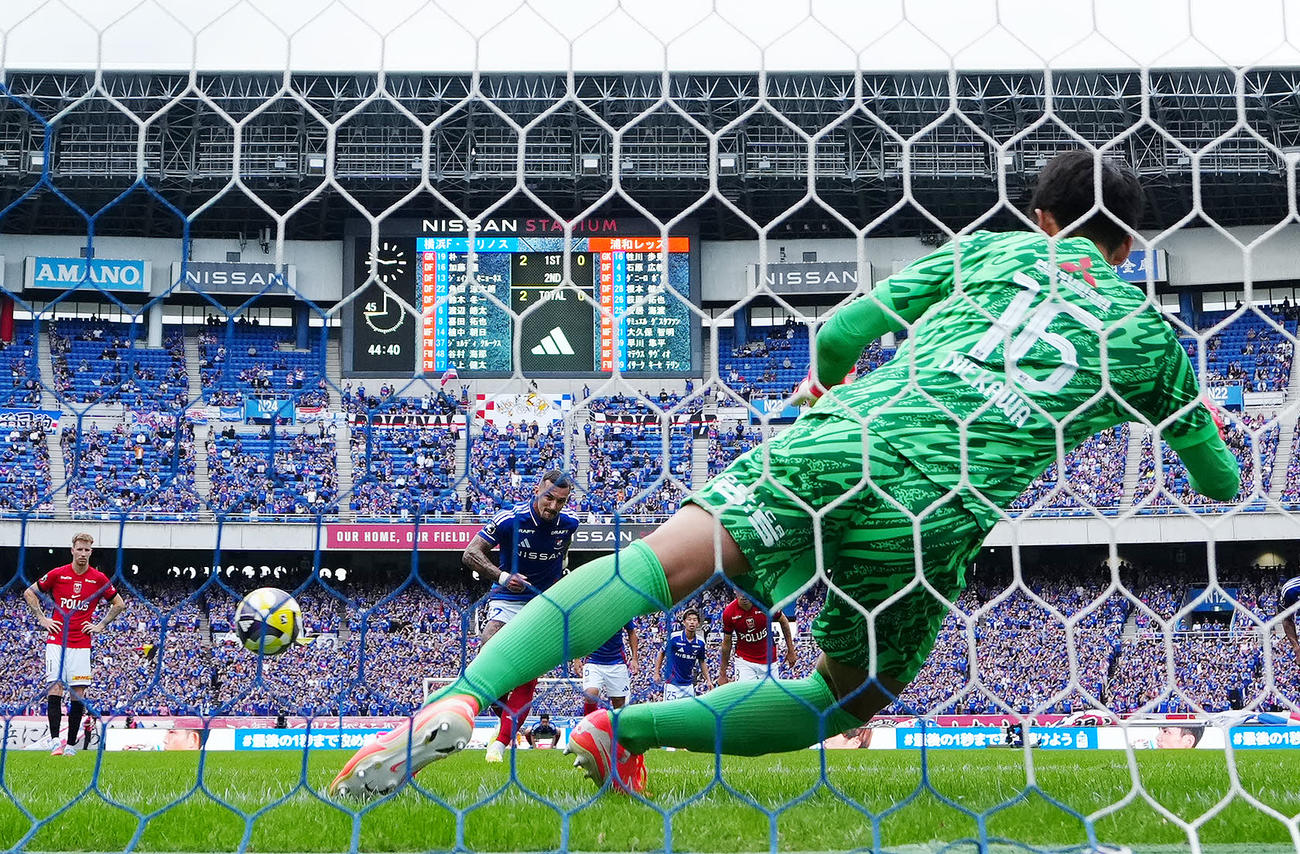 横浜対浦和　前半、チーム3点目となるゴールをPKで決める横浜クルークス（撮影・江口和貴）