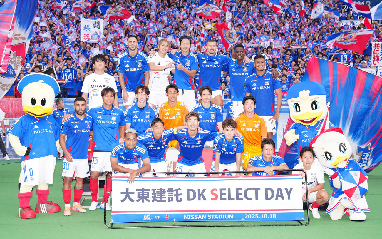 横浜対浦和　試合後、集合写真に納まる横浜の選手たち（撮影・江口和貴）