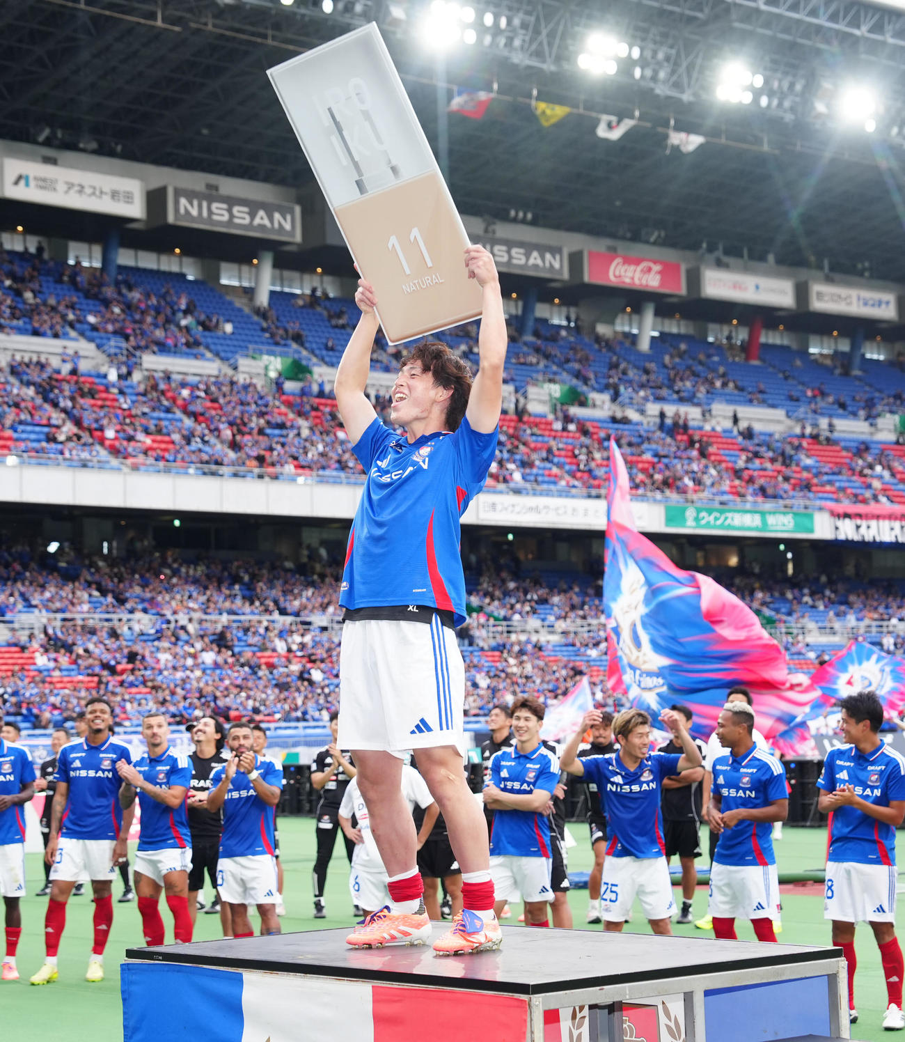 横浜対浦和　試合後、お立ち台に上がる横浜植中（撮影・江口和貴）