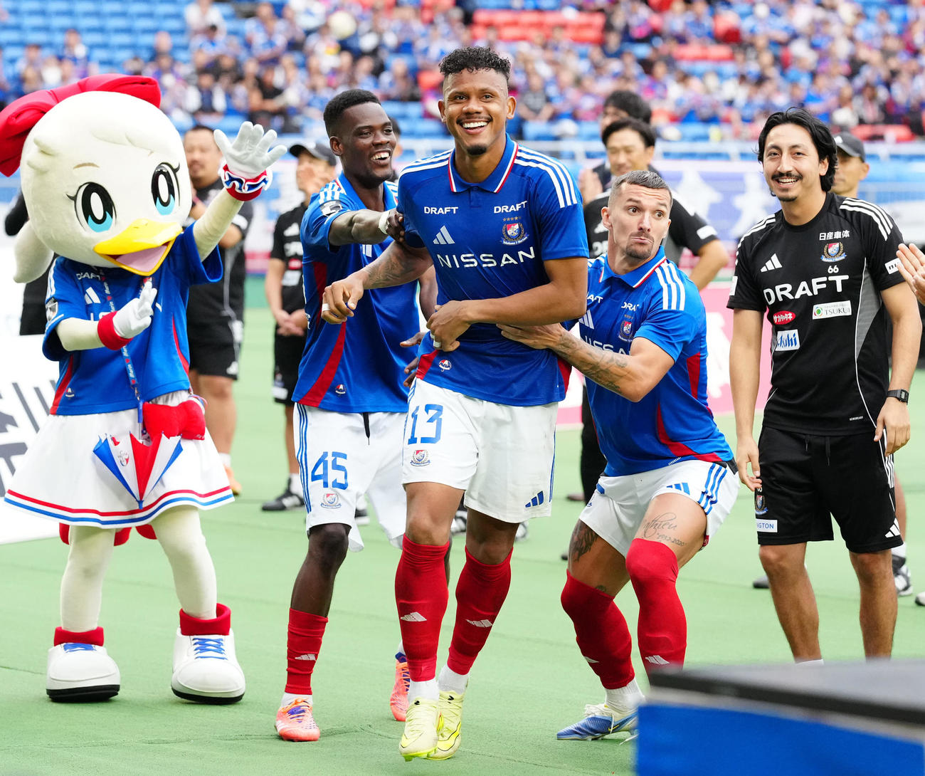 横浜対浦和　試合後、祝福される横浜キニョーネス（中央）（撮影・江口和貴）