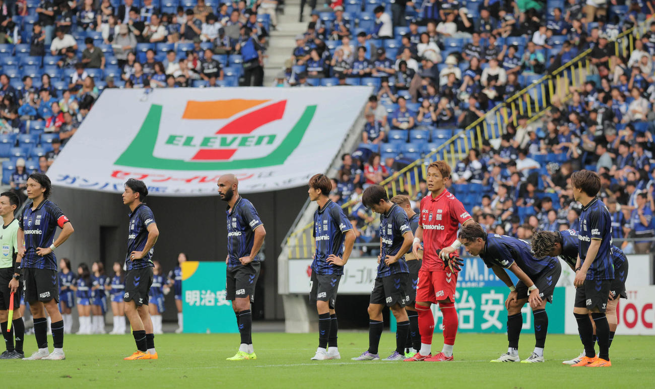 G大阪対柏　柏に5－0で大敗して落胆するG大阪イレブン（撮影・宮崎幸一）