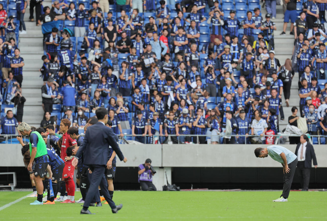 G大阪対柏　柏に5－0で大敗して落胆するG大阪ダニエル・ポヤトス監督らイレブン（撮影・宮崎幸一）