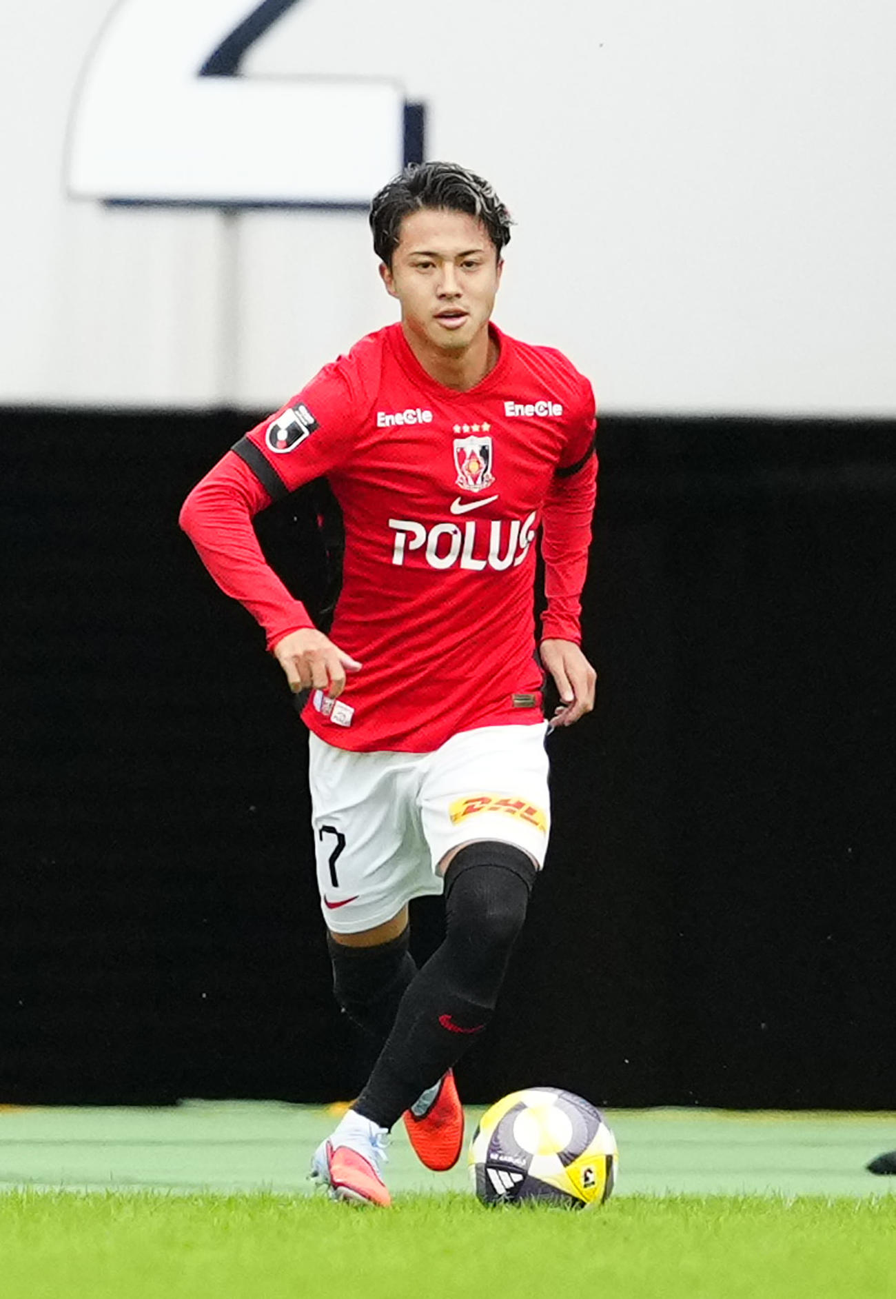 横浜対浦和　後半、途中出場しドリブルする浦和安部（撮影・江口和貴）