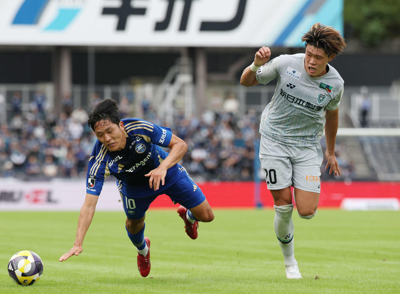 町田対福岡　後半、町田ナ・サンホ（左）に競り勝つ福岡安藤（撮影・宮地輝）