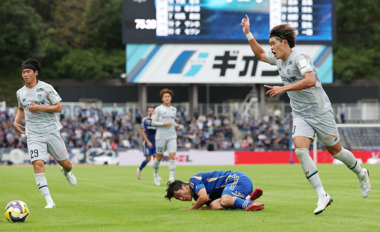 町田対福岡　後半、町田ナ・サンホ（中央）に競り勝った福岡安藤（撮影・宮地輝）