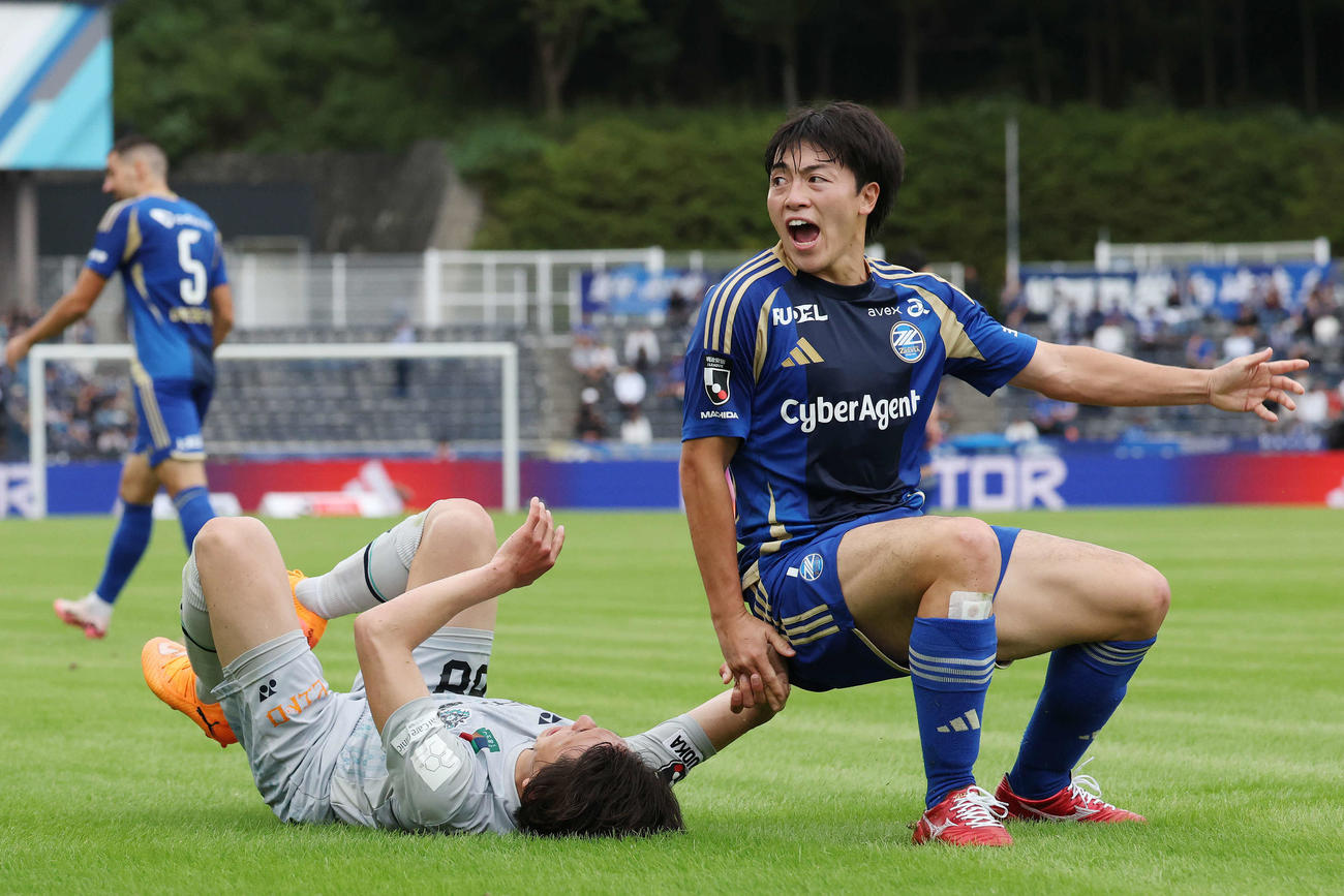 町田対福岡　後半、ファウルを取られ声を上げる町田相馬（撮影・宮地輝）