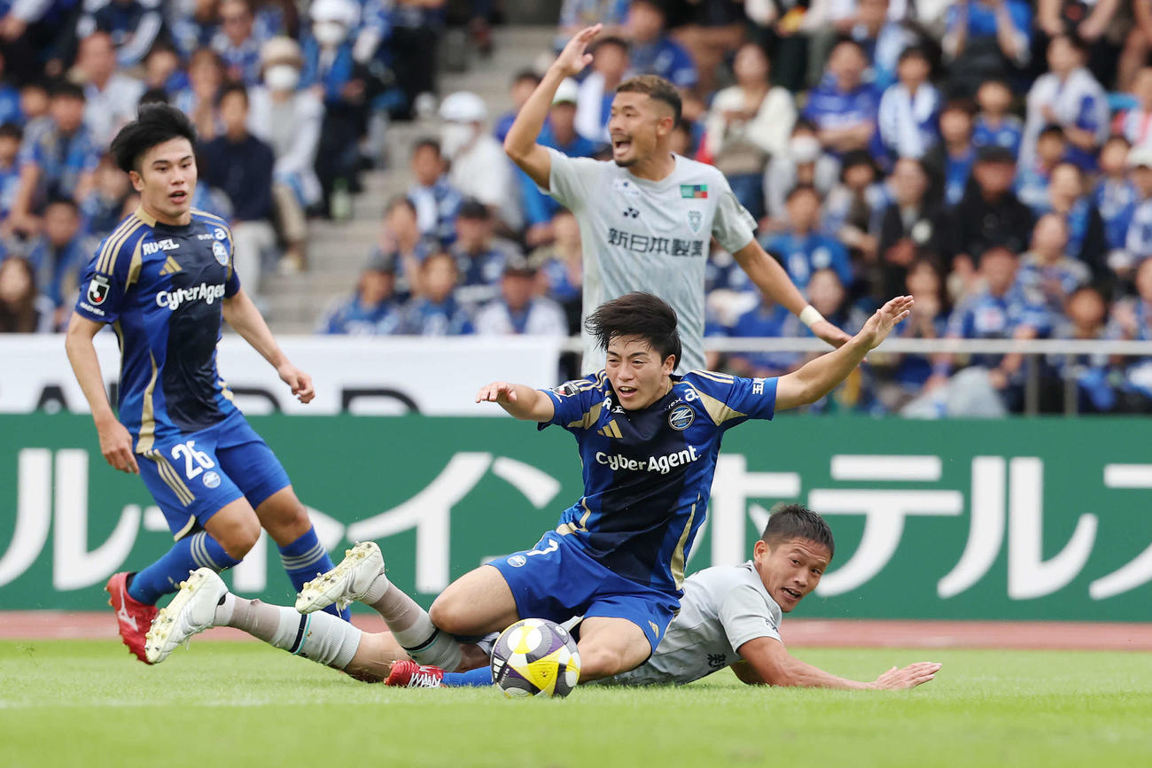 町田対福岡　後半、ゴールに結びつけなかった町田相馬（手前）（撮影・宮地輝）