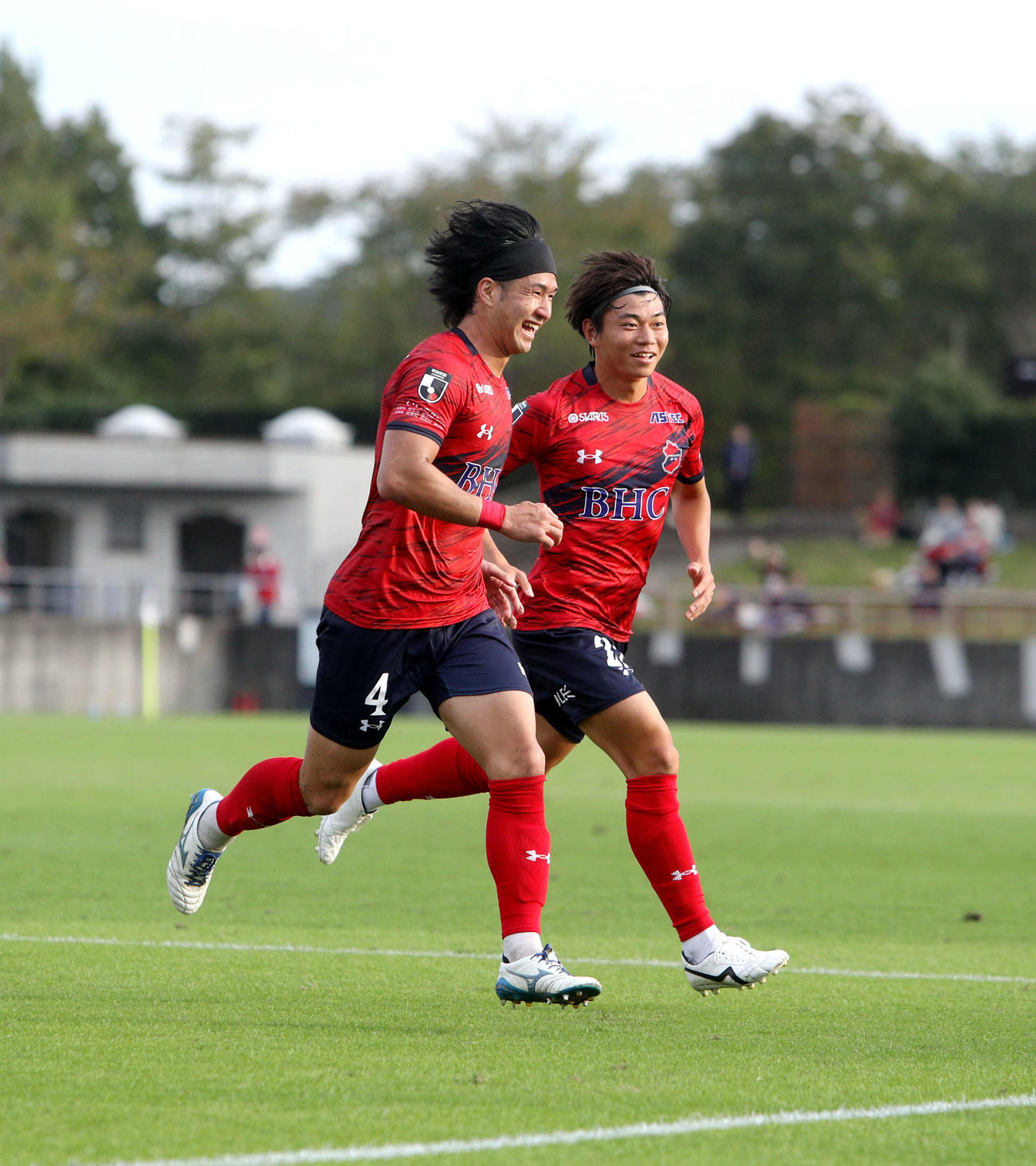 いわきFC対愛媛　後半32分、勝ち越しゴールを喜ぶいわきFC堂鼻（左）（撮影・木村有優）
