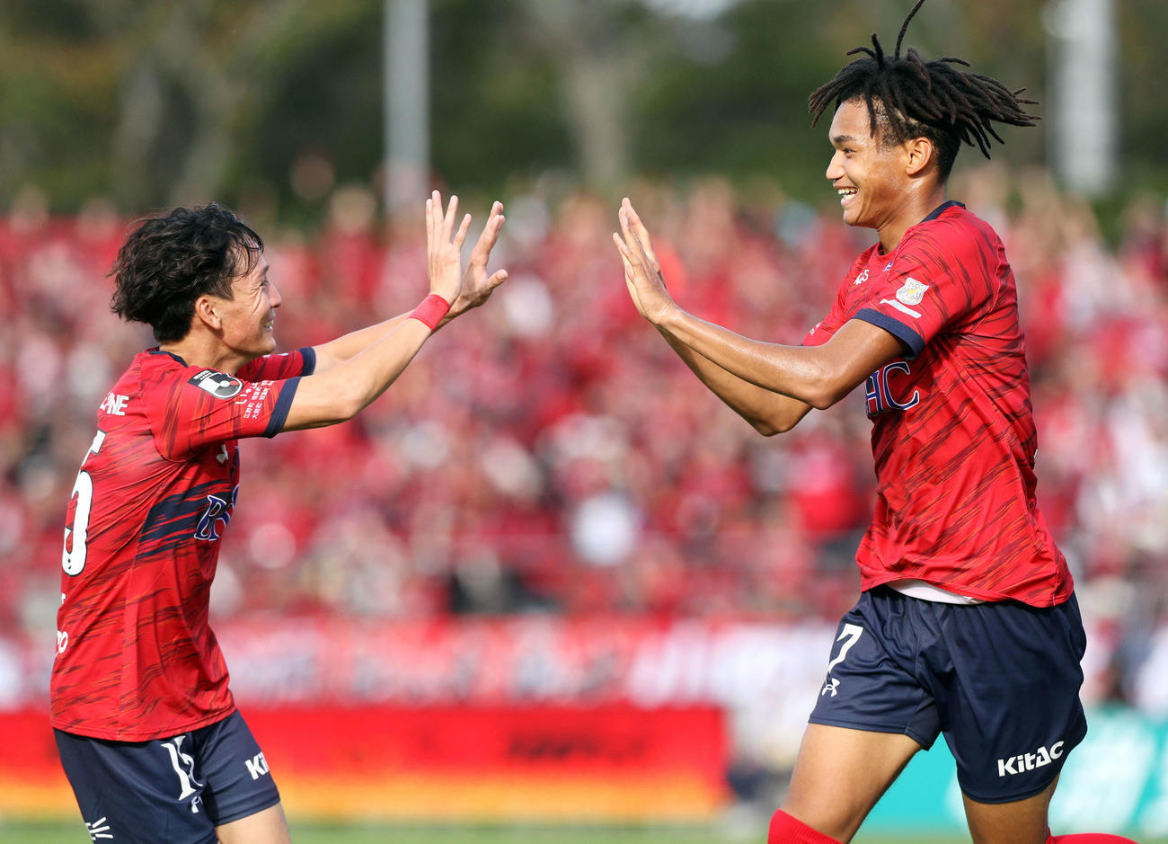 いわきFC対愛媛　前半33分、先制ゴールを喜ぶいわきFC石渡（右）（撮影・木村有優）