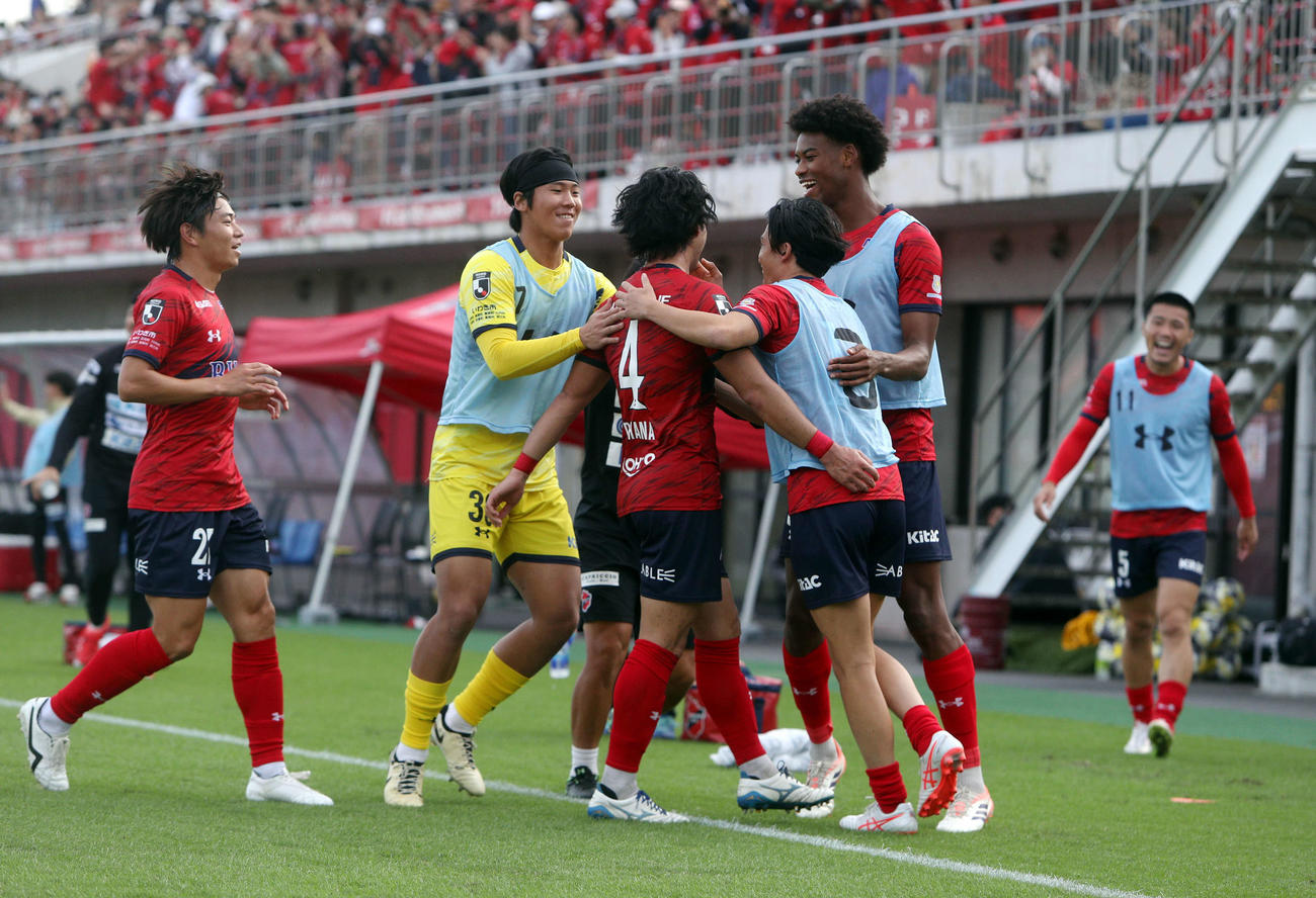 いわきFC対愛媛　勝ち越しを喜ぶいわきFC選手ら（撮影・木村有優）