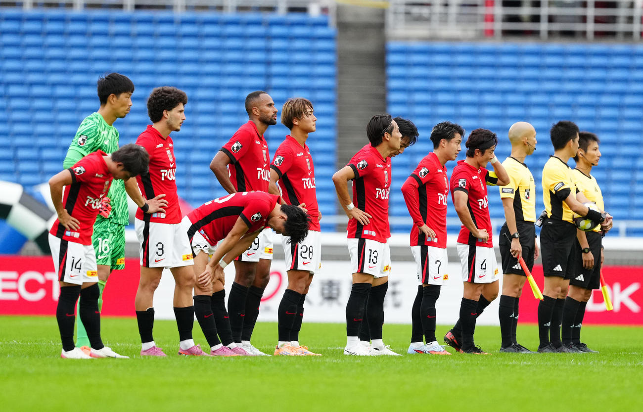 横浜対浦和　試合後、厳しい表情で整列する浦和の選手たち（撮影・江口和貴）