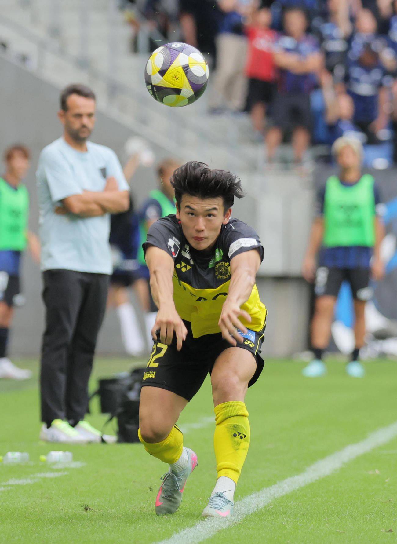 G大阪対柏　後半、スローインする柏の山之内佑成（撮影・宮崎幸一）