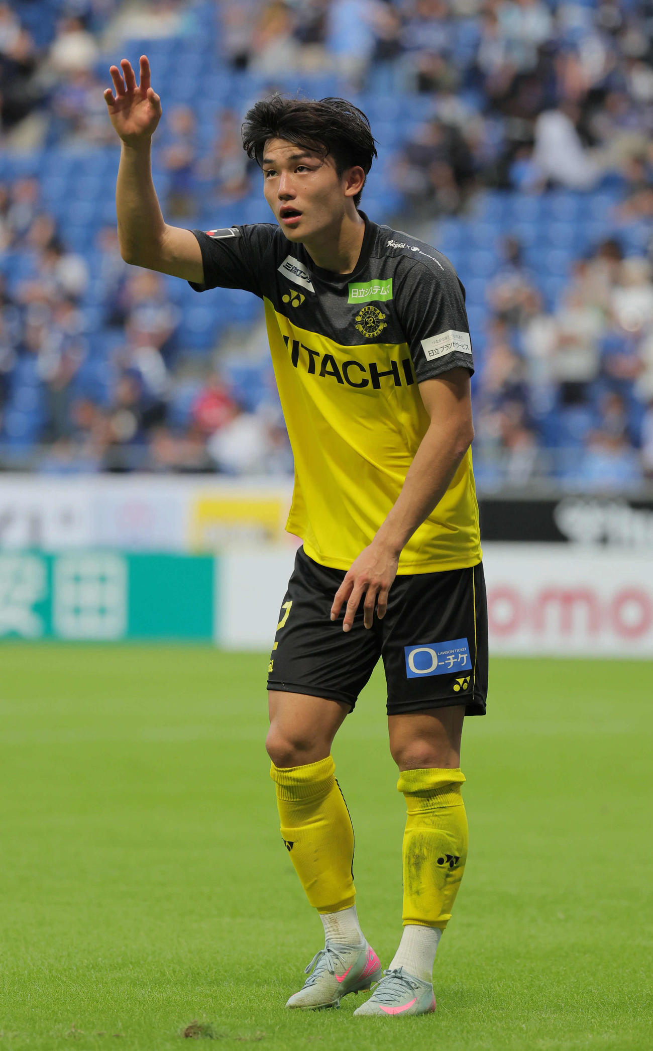 G大阪対柏　試合終了後、サポーターの声援に応える柏の山之内佑成（撮影・宮崎幸一）