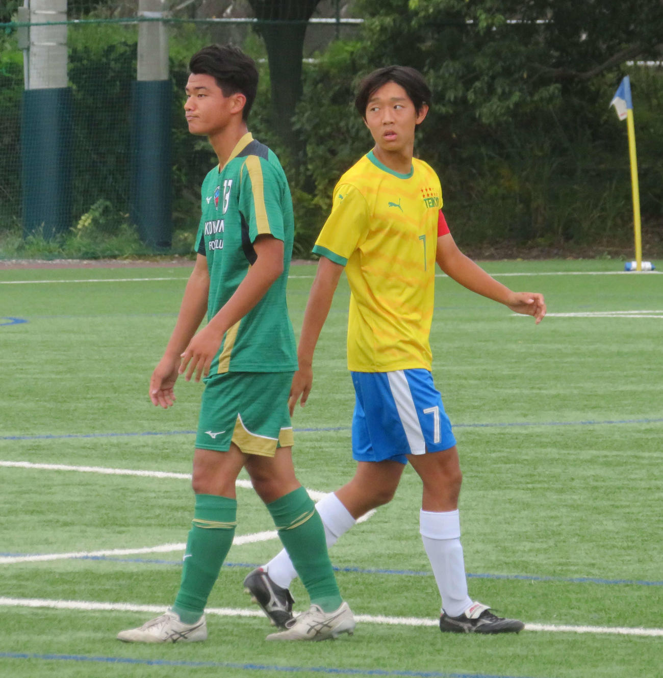 第104回全国高等学校サッカー選手権大会東京都2次予選Aブロック3回戦帝京対国分寺で奮闘した帝京MF加賀屋翼（右）（撮影・佐藤成）