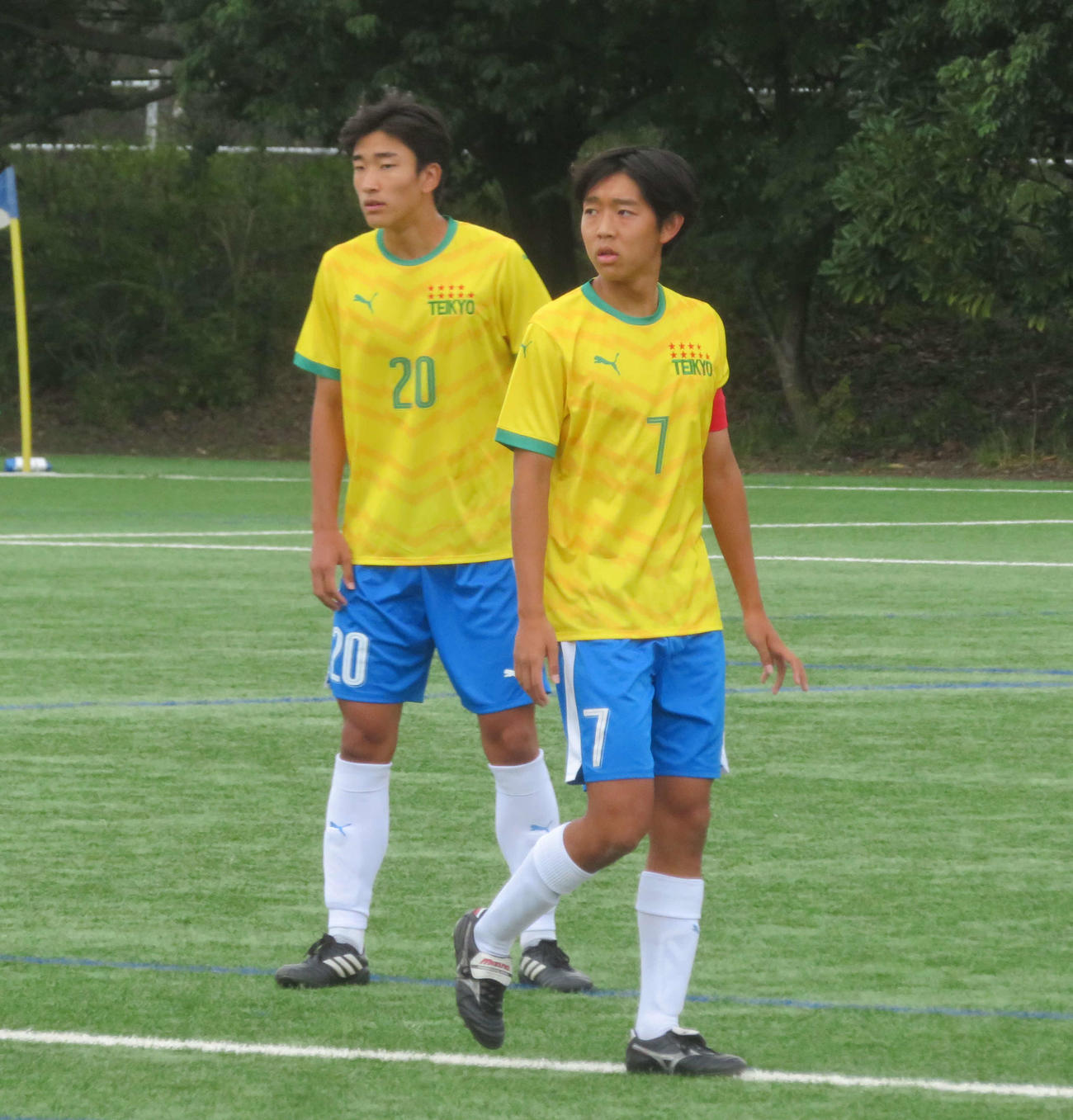 第104回全国高等学校サッカー選手権大会東京都2次予選Aブロック3回戦帝京対国分寺で奮闘した帝京MF加賀屋翼（右）。左はDF高橋遼（撮影・佐藤成）