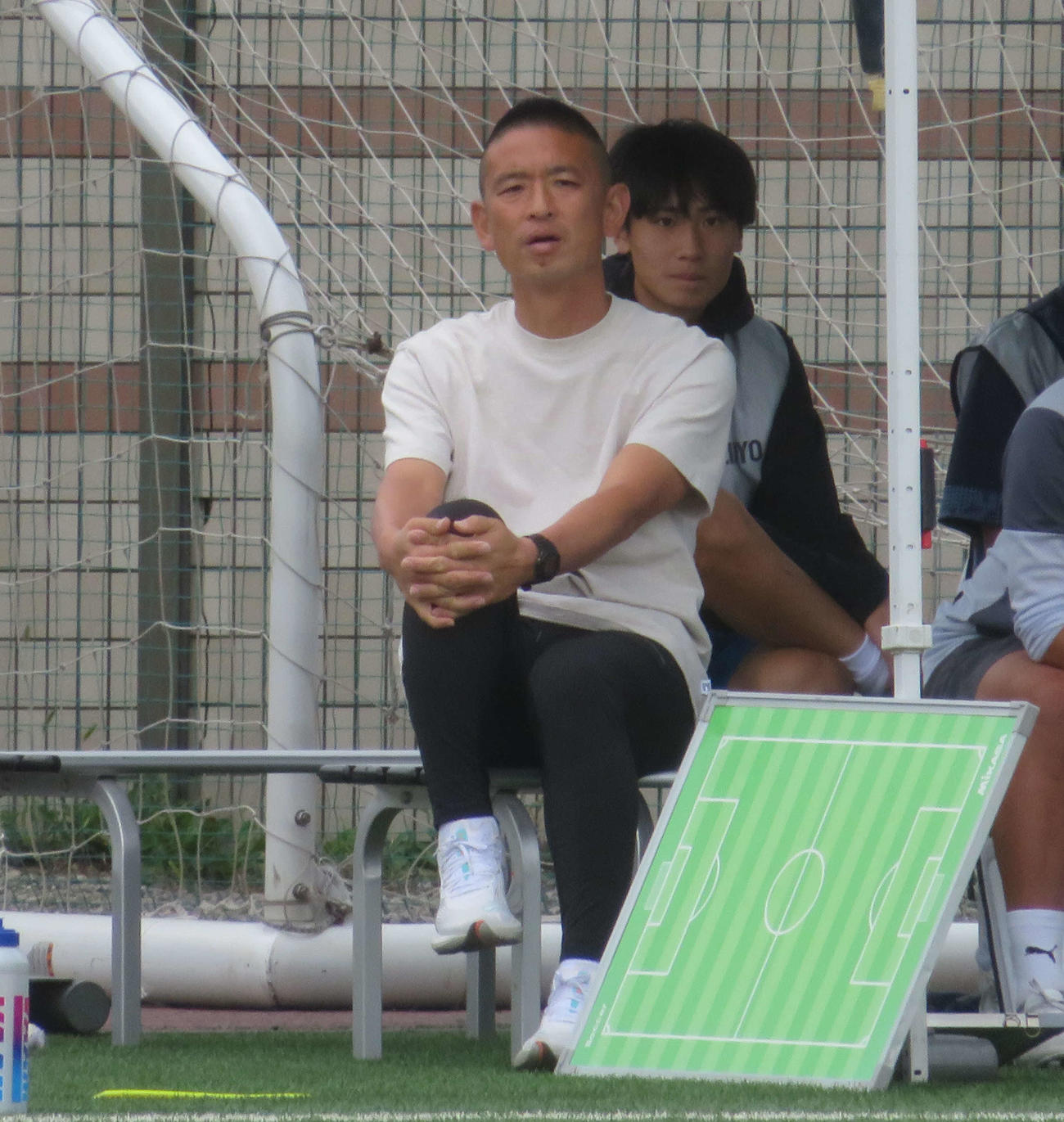 第104回全国高等学校サッカー選手権大会東京都2次予選Aブロック3回戦帝京対国分寺に臨んだ帝京の藤倉寛監督（撮影・佐藤成）