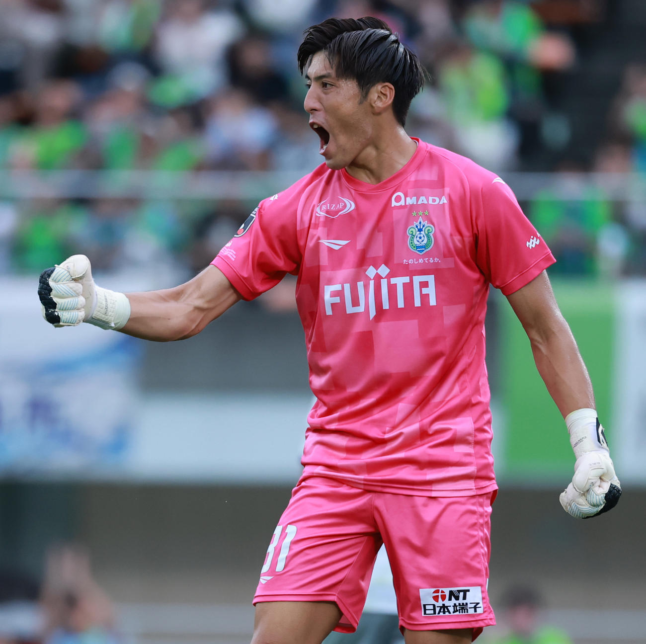 湘南対京都　前半、京都原大智のPKを止め喜ぶ湘南GK真田（撮影・野上伸悟）