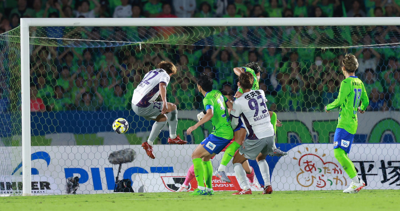 湘南対京都　後半、ヘディングでゴールを決める京都須貝（左）（撮影・野上伸悟）