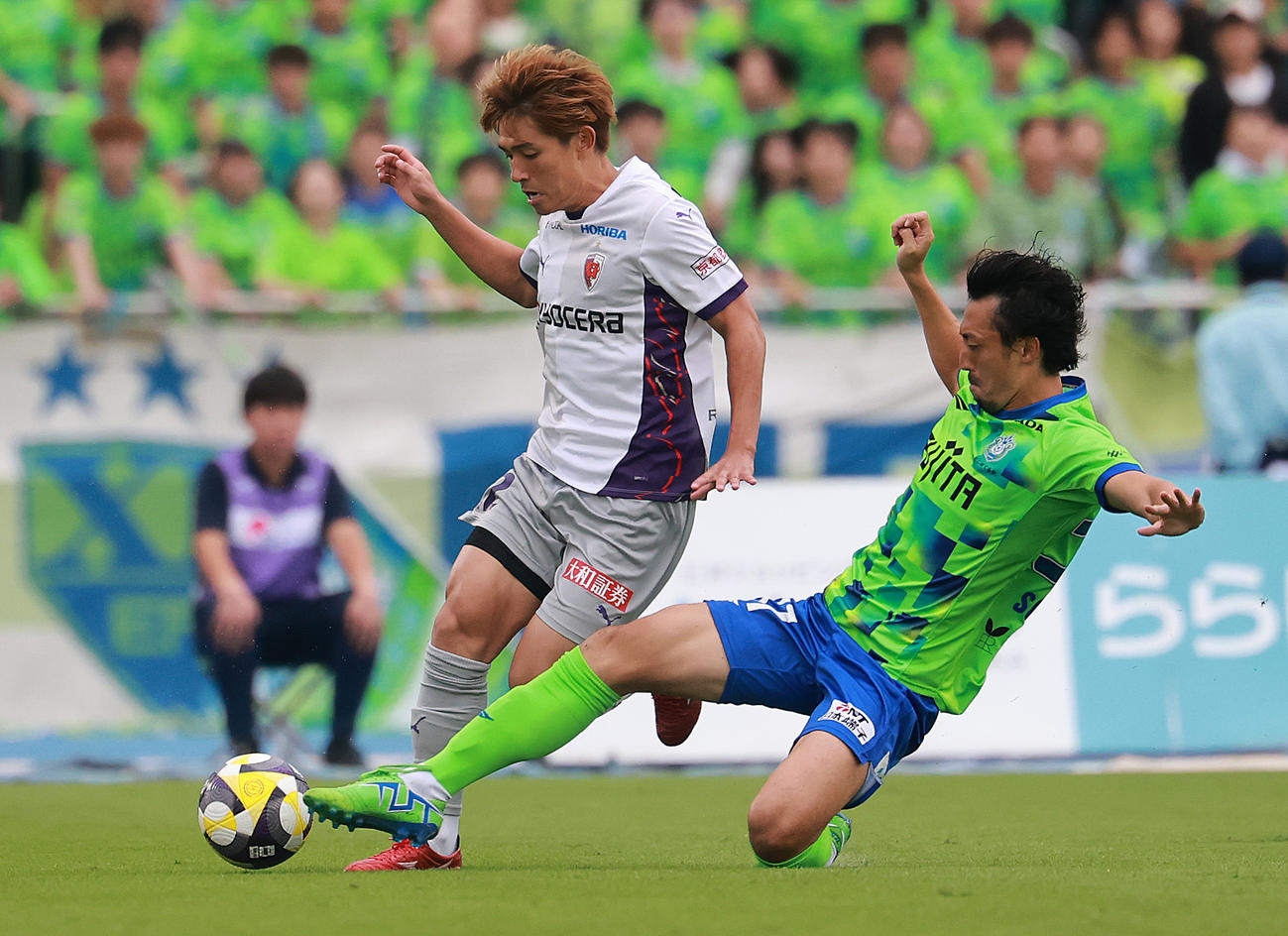 湘南対京都　前半、競りあう京都須貝（左）と湘南鈴木雄（撮影・野上伸悟）