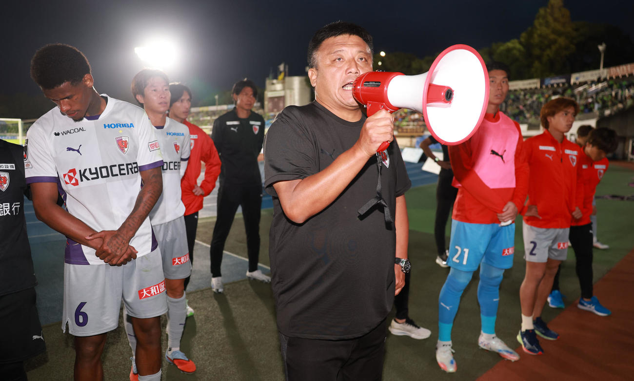 湘南対京都　引き分けに終わり、サポーターに話をする京都曺監督（撮影・野上伸悟）