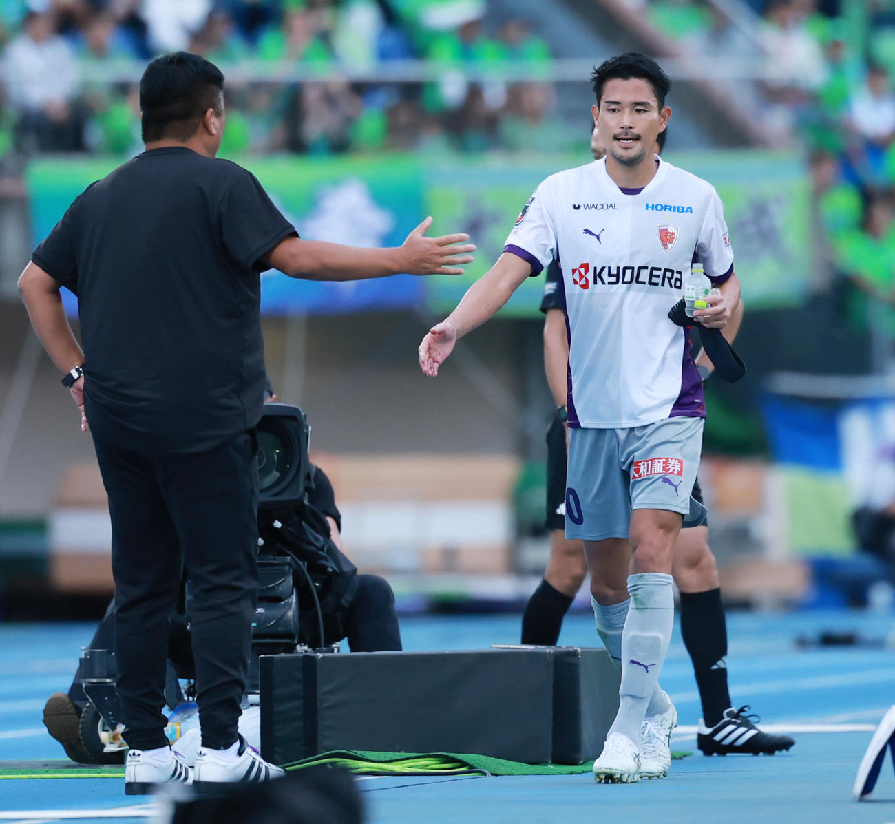 湘南対京都　前半、レッドカードで退場となる京都鈴木（撮影・野上伸悟）