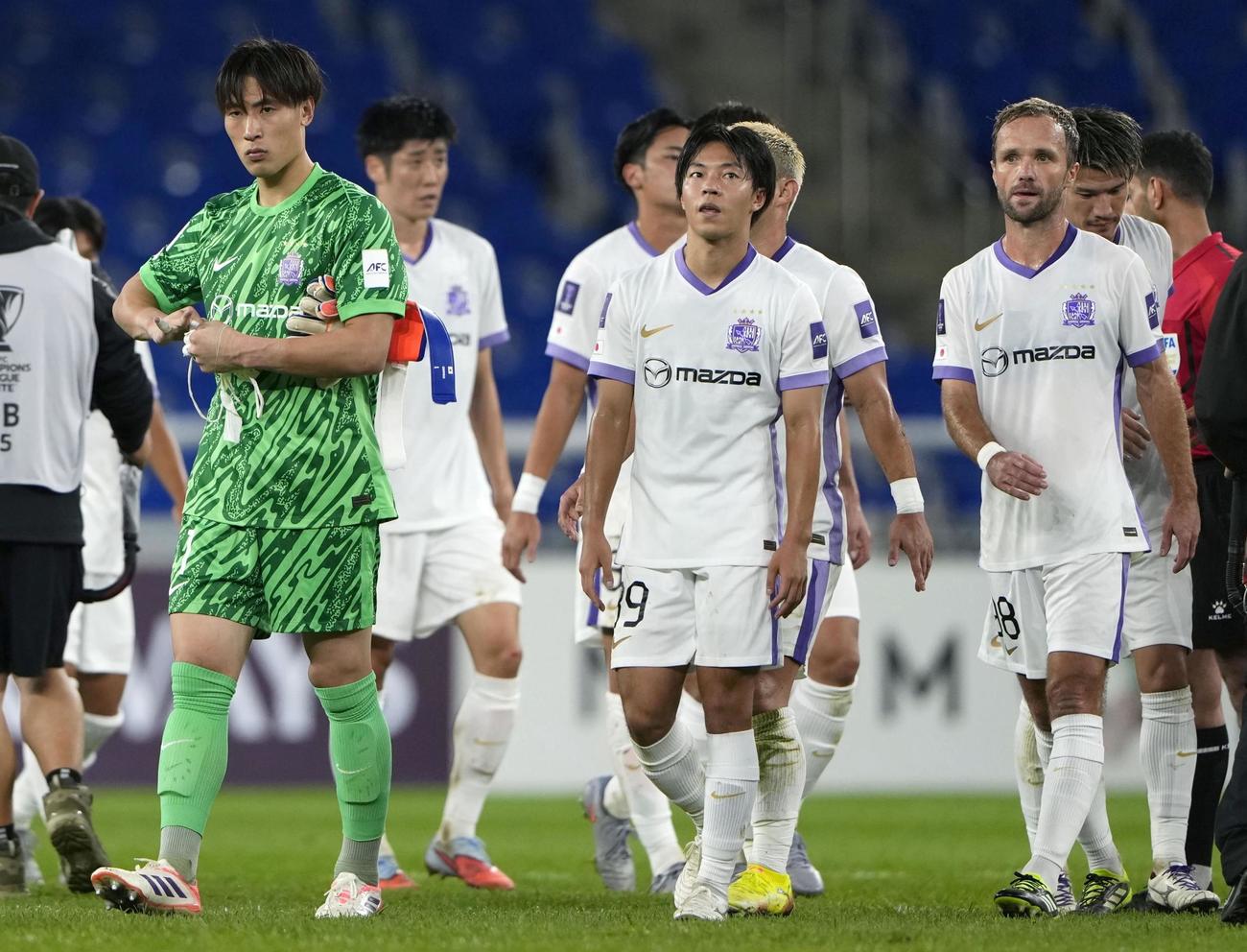 蔚山に敗れ、肩を落とすGK大迫（左端）ら広島イレブン＝蔚山（共同）