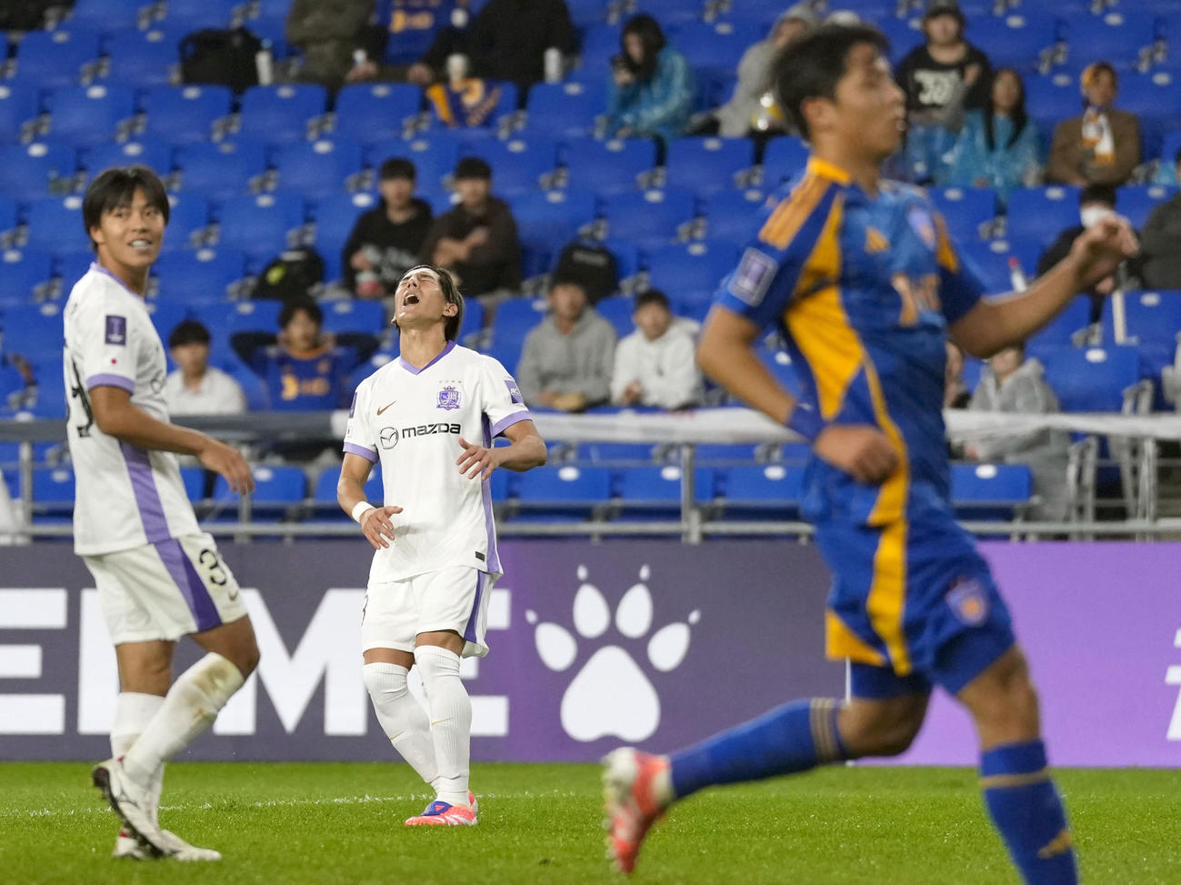 広島―蔚山　後半、好機を逃し、悔しがる広島・新井（中央）＝蔚山（共同）