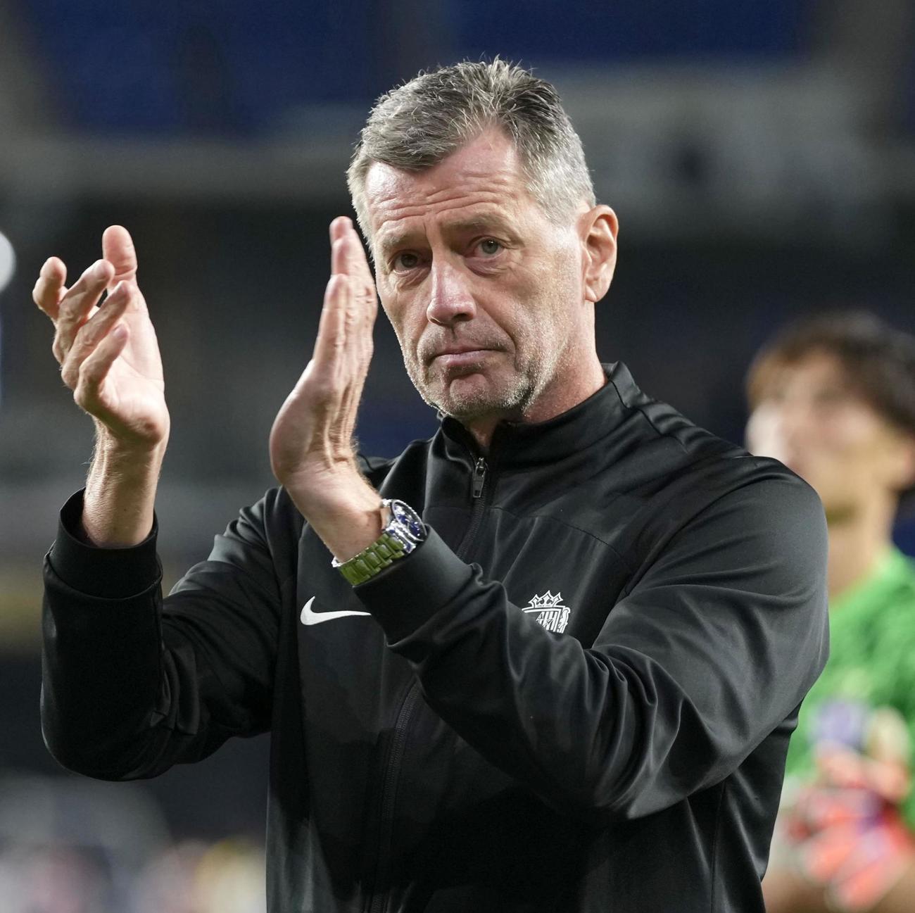 蔚山に敗れ、厳しい表情でサポーターの声援に応える広島・スキッベ監督＝蔚山（共同）