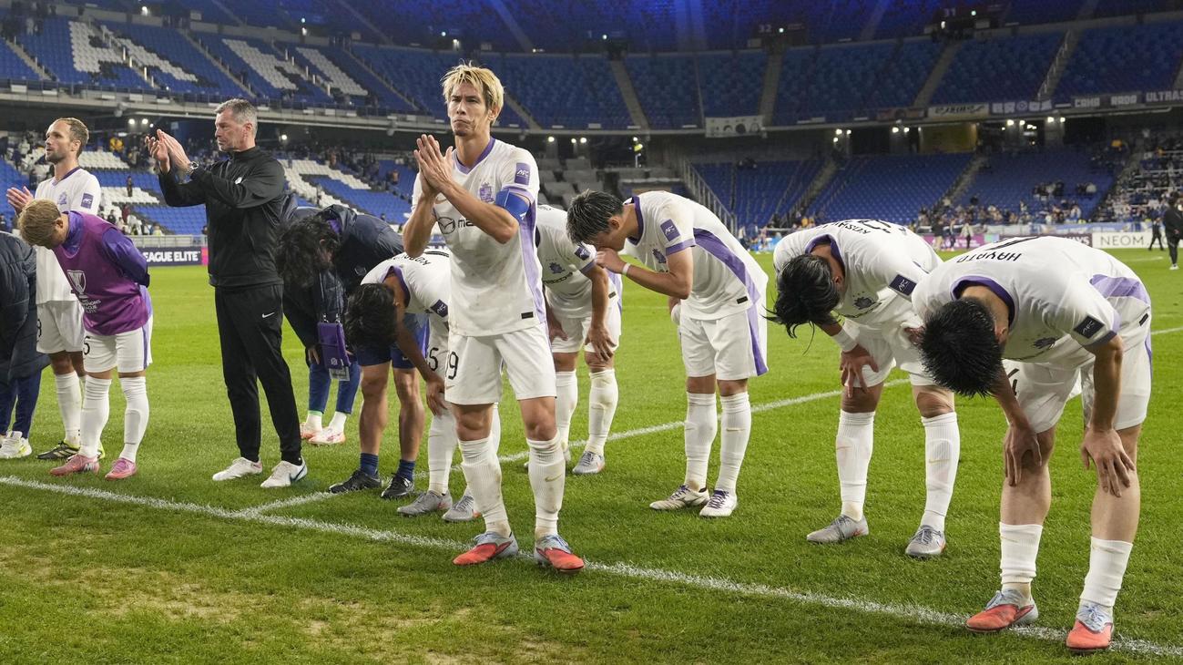 蔚山に敗れ、厳しい表情でサポーターにあいさつする佐々木（中央手前）ら広島イレブン＝蔚山（共同）