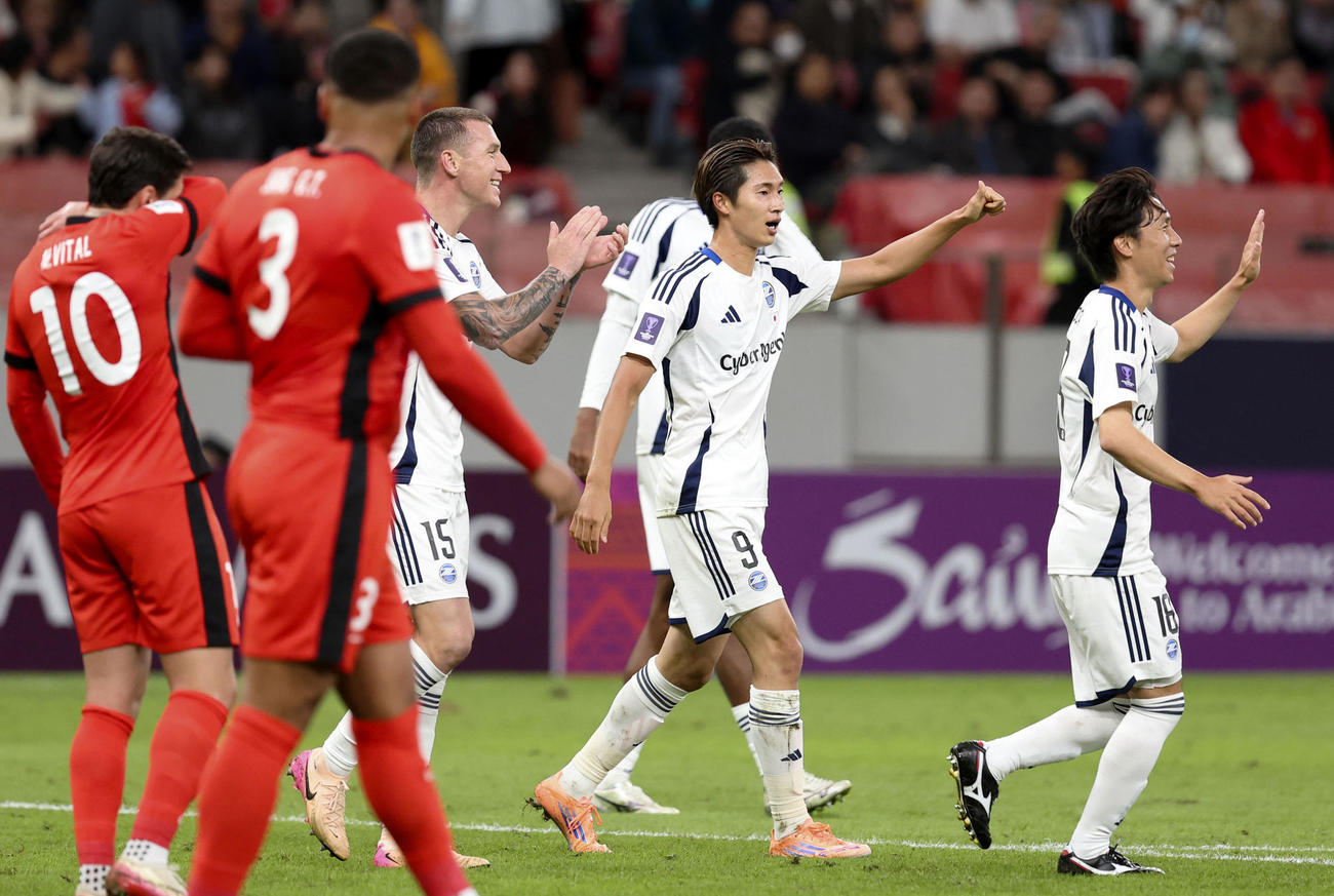 町田―上海海港　前半、先制し喜ぶ町田藤尾（右から2人目）ら（共同）