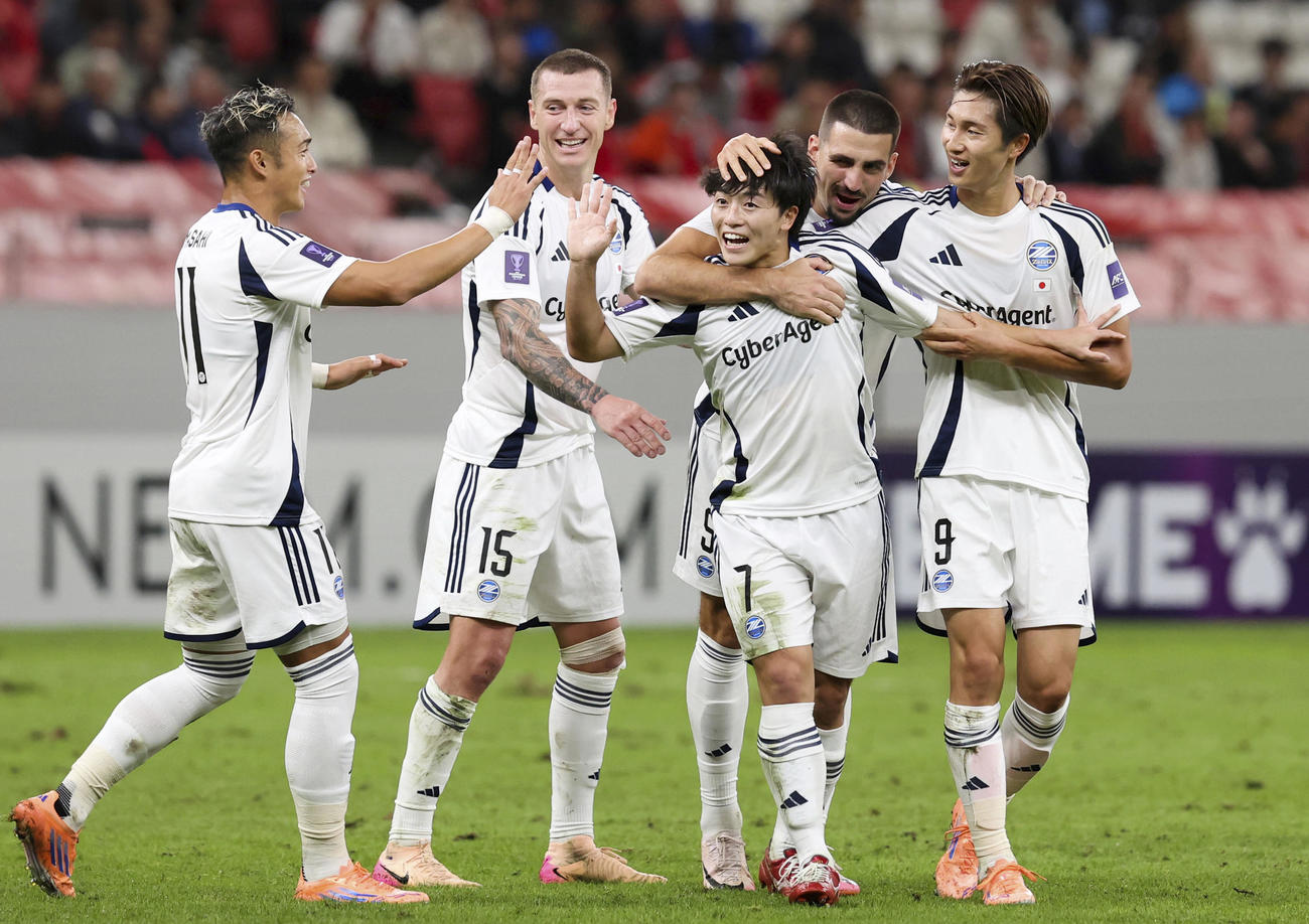 町田―上海海港　前半、チーム2点目のゴールを決め、祝福される町田相馬（中央）（共同）