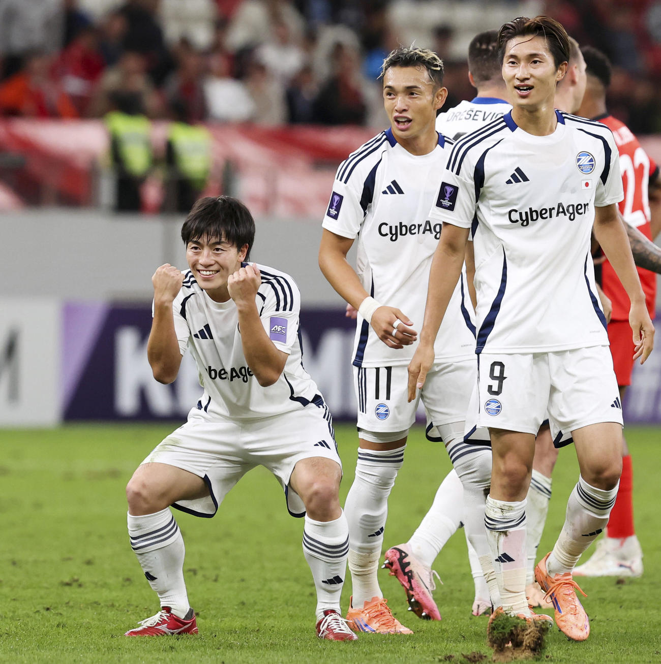 町田―上海海港　前半、チーム2点目のゴールを決め、ポーズをとる町田相馬（左）（共同）