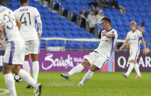 広島―蔚山　前半、ゴールを狙う広島・塩谷＝蔚山（共同）