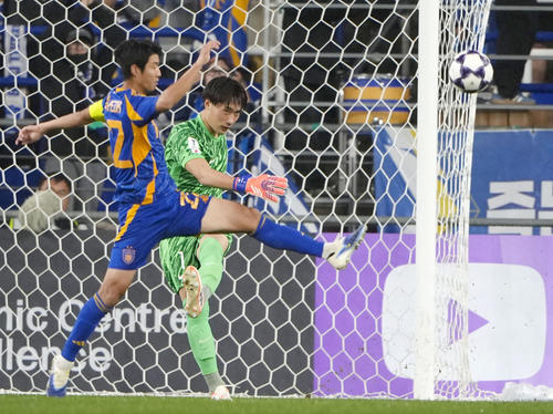 広島―蔚山　前半、キックする広島・GK大迫（奥）＝蔚山（共同）